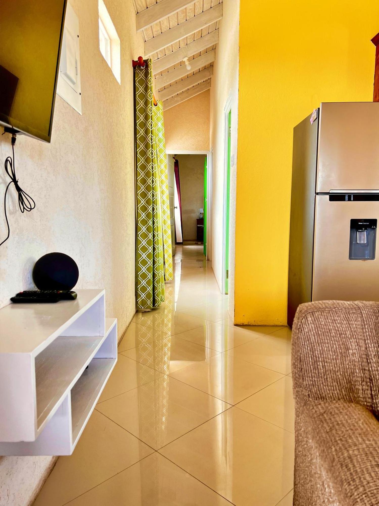 Cozy Modern Upstairs 2 Bed A/C Apt Near 2 Everything Saint Philip Exterior foto