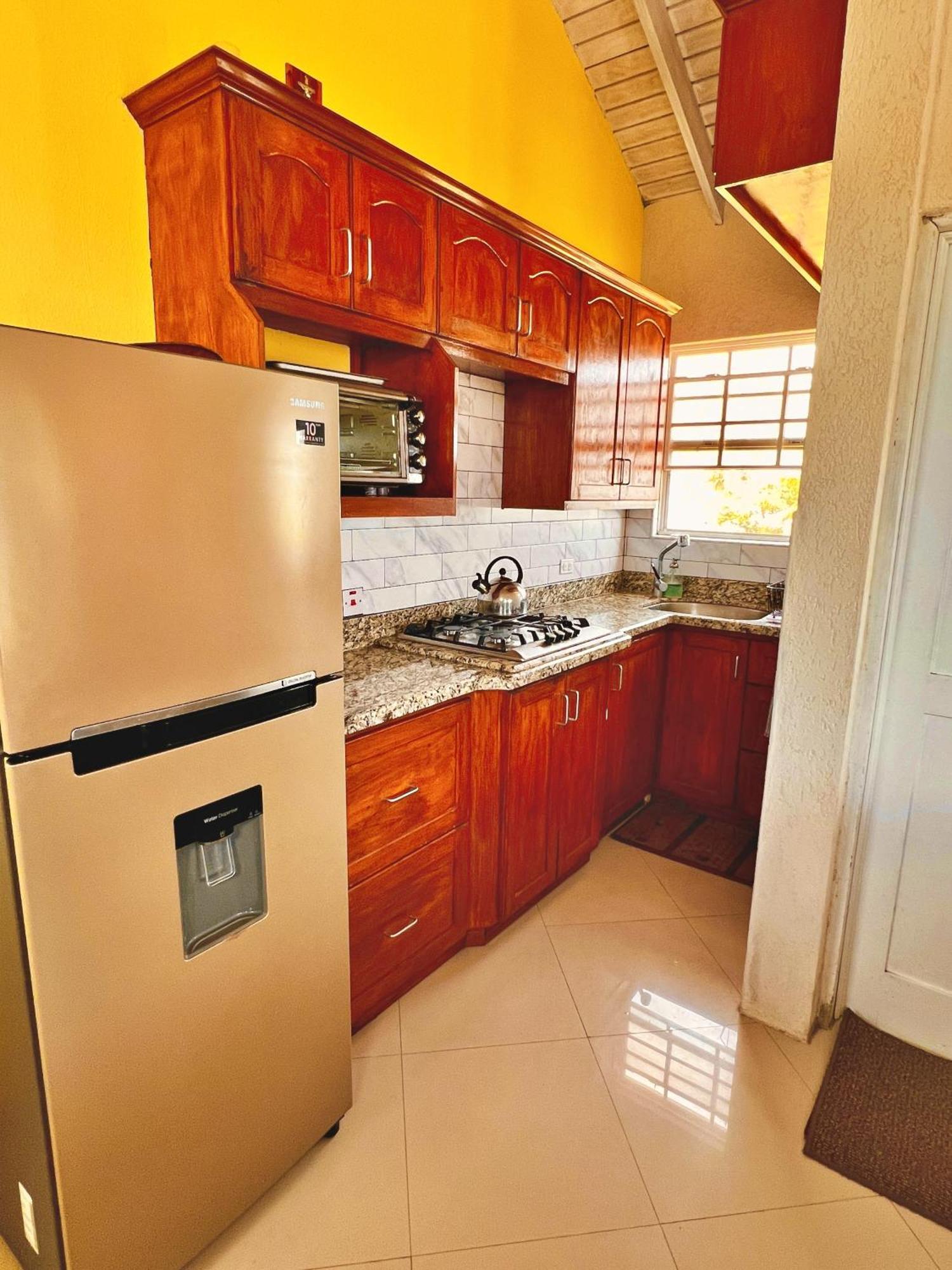 Cozy Modern Upstairs 2 Bed A/C Apt Near 2 Everything Saint Philip Exterior foto
